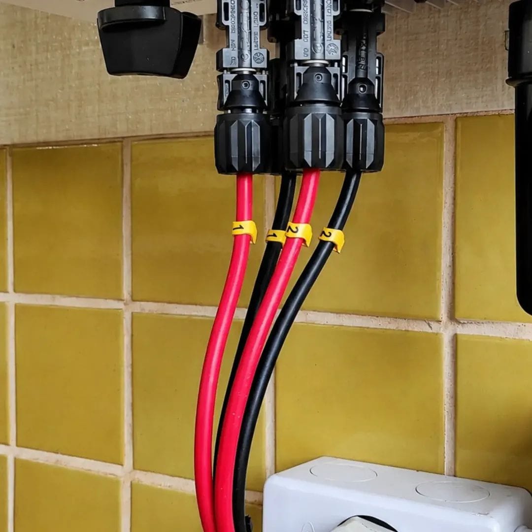 Quadro elétrico de proteção com disjuntores e DPS (dispositivo de proteção contra surtos)